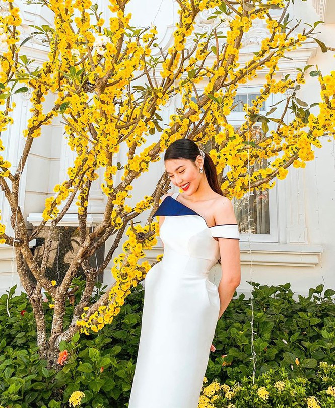 Trong dịp Tết vừa qua, người đẹp tiếp tục ghi điểm với gu thời trang vừa thanh lịch, vừa gợi cảm của mình. Bộ váy có kiểu dáng độc đáo giúp Lan Khuê khoe vai trần quyến rũ. Trong dịp Tết vừa qua, người đẹp tiếp tục ghi điểm với gu thời trang vừa thanh lịch, vừa gợi cảm của mình. Bộ váy có kiểu dáng độc đáo giúp Lan Khuê khoe vai trần quyến rũ.