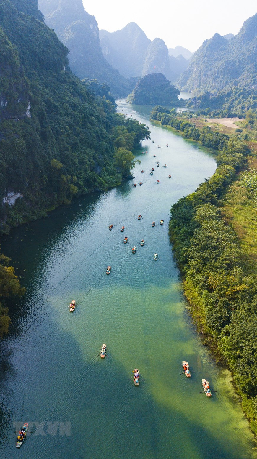 Quần thể danh thắng Tràng An với những dãy núi đá vôi uốn lượn bao quanh dòng sông thanh bình, cùng những di tích linh thiêng và hệ động thực vật phong phú, quý hiếm. (Ảnh: Minh Đức/TTXVN)