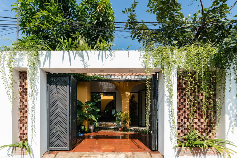 Cũng giống bao ngôi nhà tại phố cổ khác, công trình sử dụng gạch đỏ để lát sàn.