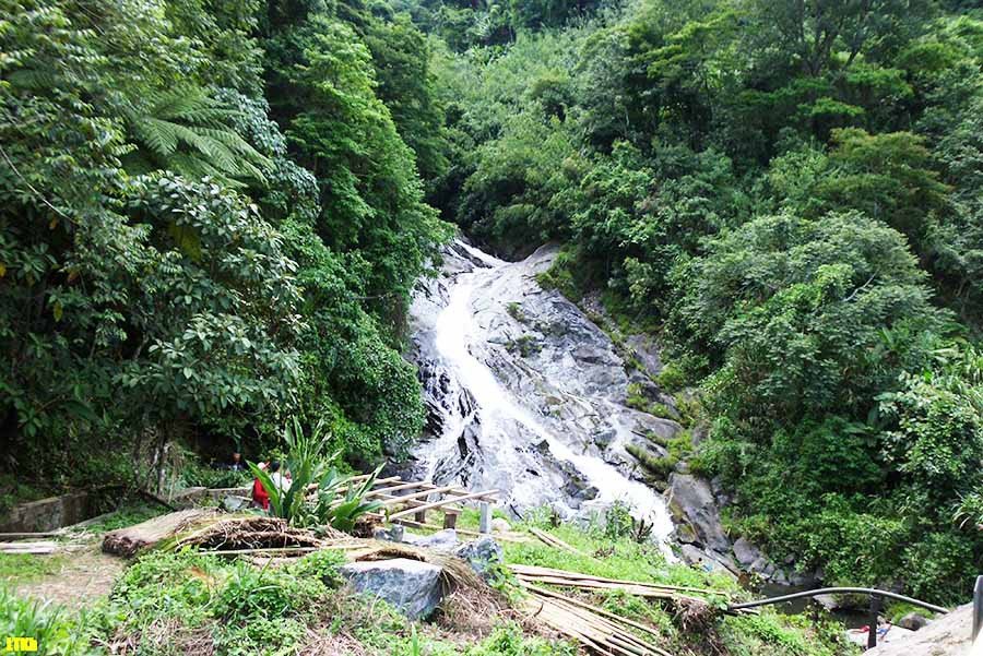  Thác Đak Chè trên đèo Lò Xo-ranh giới giữa KonTum và Quảng Nam. Ảnh: K.N.B