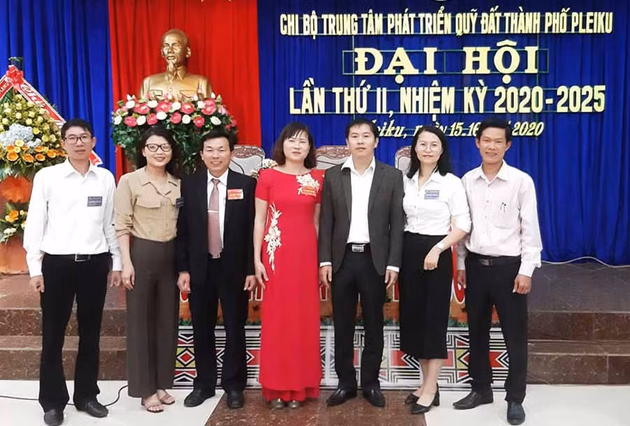  Chi bộ Trung tâm Phát triển quỹ đất TP. Pleiku hoàn thành việc tổ chức đại hội điểm. Ảnh: M.N