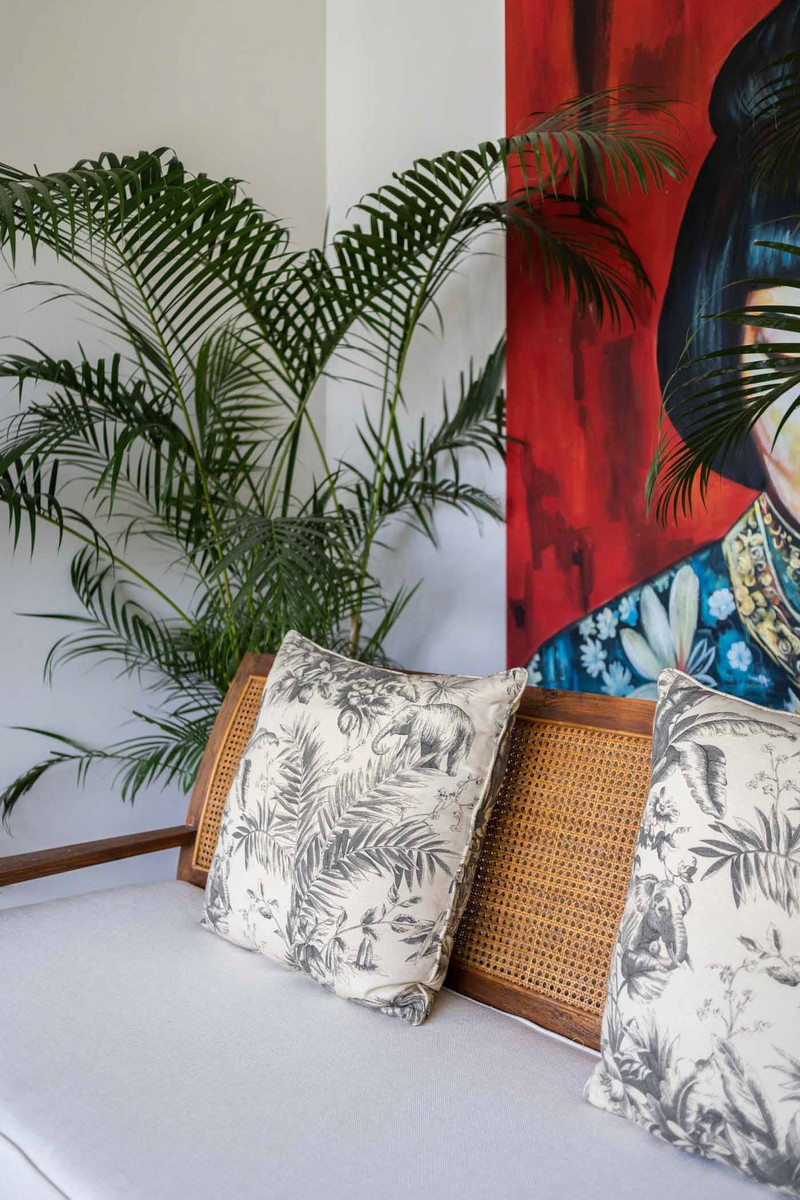 Gối in hoạ tiết cây cọ và những chú voi cho phép gia chủ mơ về những cánh rừng bất tận của xứ nhiệt đới.