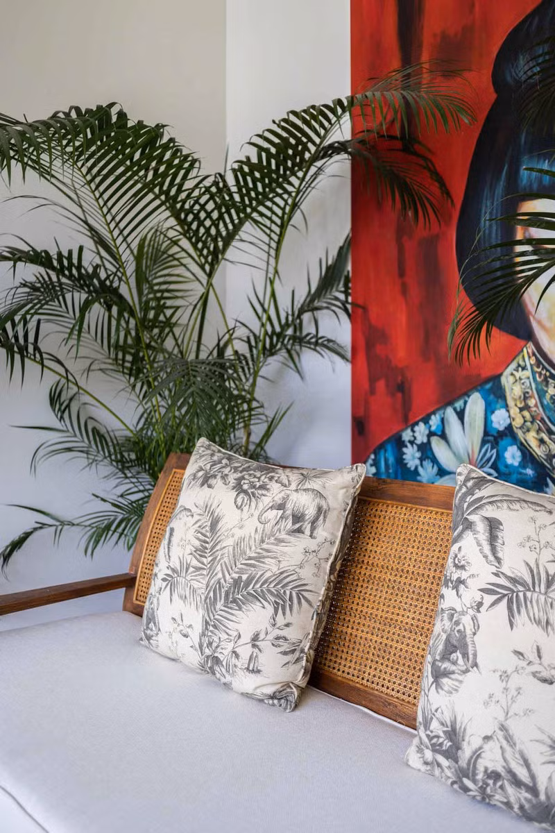 Gối in hoạ tiết cây cọ và những chú voi cho phép gia chủ mơ về những cánh rừng bất tận của xứ nhiệt đới. Gối in hoạ tiết cây cọ và những chú voi cho phép gia chủ mơ về những cánh rừng bất tận của xứ nhiệt đới.