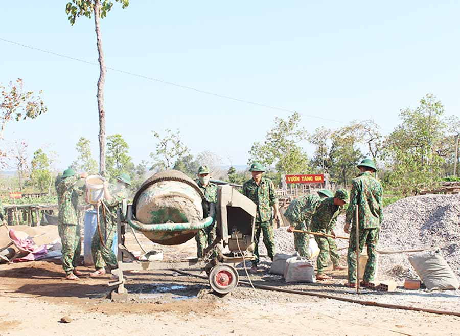  Cán bộ, chiến sĩ Tiểu đoàn Huấn luyện-Cơ động tham gia xây dựng, củng cố doanh trại. Ảnh: A.H