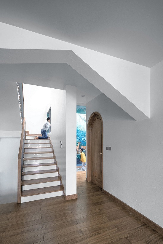 Phần thông tầng của tầng ba được mắc một tấm võng lớn trên mặt sàn, giúp trẻ có chỗ ngủ, học, chơi rộng rãi, thoải mái nhưng an toàn. Phần thông tầng của tầng ba được mắc một tấm võng lớn trên mặt sàn, giúp trẻ có chỗ ngủ, học, chơi rộng rãi, thoải mái nhưng an toàn.