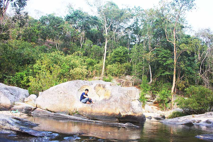 Tảng đá này có hố đá hình trái tim gợi cho du khách sự thích thú. Ảnh: Nguyễn Tú