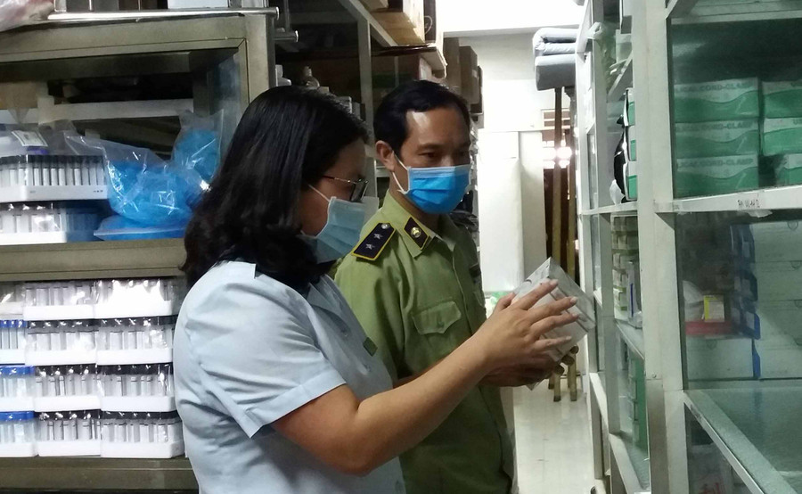 Đoàn thanh tra liên ngành kiểm tra các cơ sở kinh doanh dược, vật tư y tế trên địa bàn tỉnh. Ảnh: Như Nguyện 