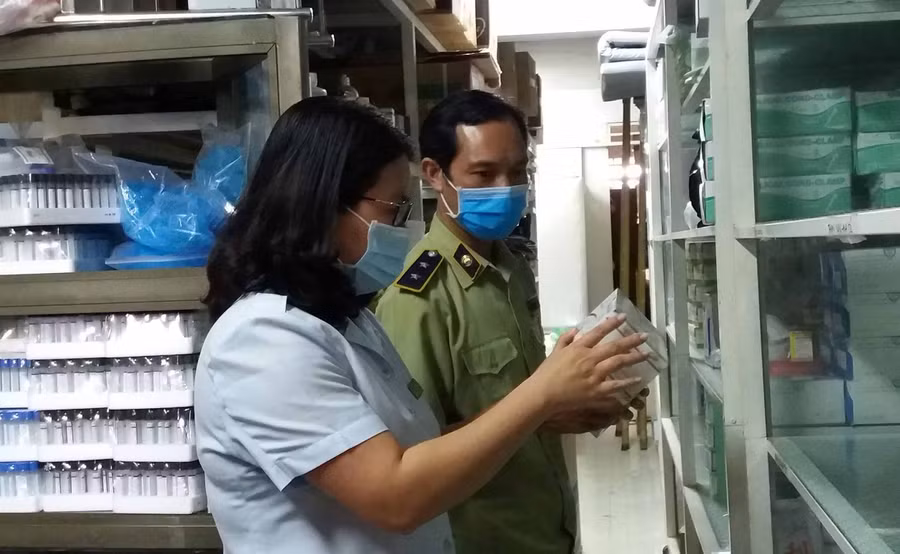 Đoàn thanh tra liên ngành kiểm tra các cơ sở kinh doanh dược, vật tư y tế trên địa bàn tỉnh. Ảnh: Như Nguyện 