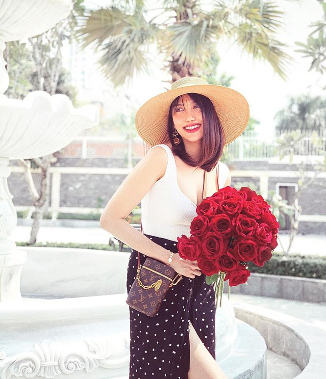 Vẫn là phong cách thanh lịch điểm xuyết chút mơ mộng nhưng không kém phần gợi cảm, Lan Khuê kết hợp chân váy chấm bi xẻ đùi với áo hai dây màu trắng. Cô tiếp tục sử dụng chiếc túi LV có hình dáng độc đáo làm điểm nhấn cho set đồ. Vẫn là phong cách thanh lịch điểm xuyết chút mơ mộng nhưng không kém phần gợi cảm, Lan Khuê kết hợp chân váy chấm bi xẻ đùi với áo hai dây màu trắng. Cô tiếp tục sử dụng chiếc túi LV có hình dáng độc đáo làm điểm nhấn cho set đồ.