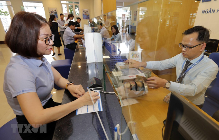 Khách hàng giao dịch tại Ngân hàng Bảo Việt chi nhánh Gia Lai. (Ảnh: Trần Việt/TTXVN)