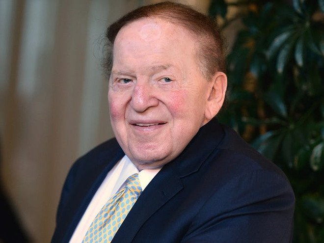 Tỷ phú Sheldon Adelson là ông chủ của Las Vegas Sands, tập đoàn cờ bạc lớn nhất hành tinh. Tập đoàn này có quy mô toàn cầu với nhiều sòng bài nổi tiếng tại Mỹ, Macau và Singapore. Ảnh: WireImage. Tỷ phú Sheldon Adelson là ông chủ của Las Vegas Sands, tập đoàn cờ bạc lớn nhất hành tinh. Tập đoàn này có quy mô toàn cầu với nhiều sòng bài nổi tiếng tại Mỹ, Macau và Singapore. Ảnh: WireImage.
