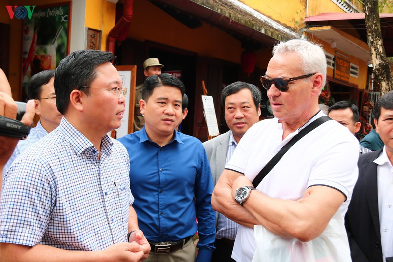 Ông Lê Trí Thanh trò chuyện với du khách.