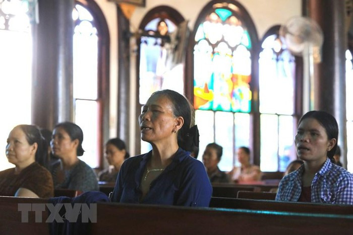  Các giáo dân đi lễ tại nhà thờ gỗ Kon Tum. (Ảnh: Thành Đạt/TTXVN)