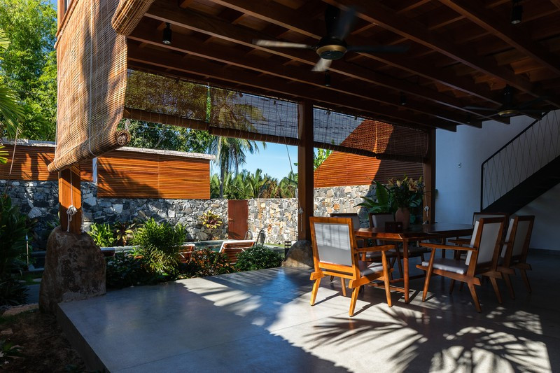 Một bộ bàn ghế dùng để làm bàn ăn và là nơi cả gia đình tụ họp.