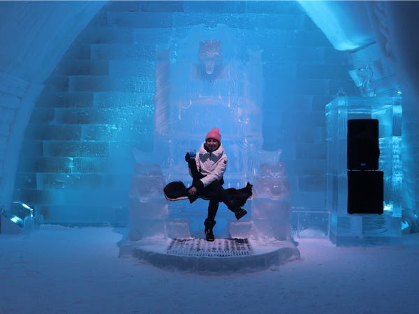 Quán bar cũng có một ngai vàng bằng băng khổng lồ. Quán bar cũng có một ngai vàng bằng băng khổng lồ.