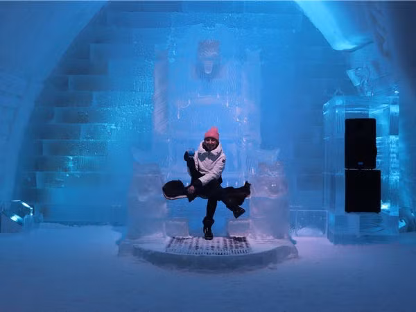 Quán bar cũng có một ngai vàng bằng băng khổng lồ.