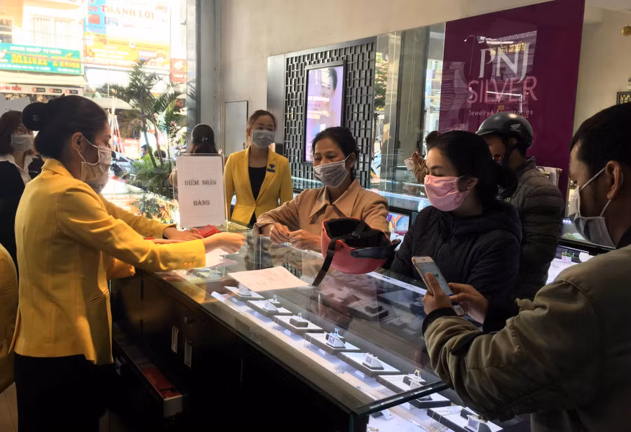 Khách mua vàng tại Trung tâm Kim hoàn PNJ trong ngày vía Thần Tài. Ảnh: Vũ Thảo