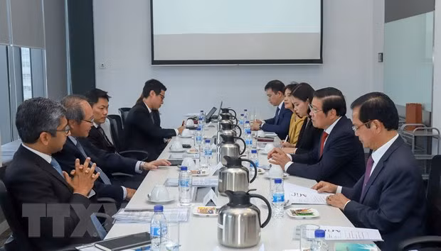 Ông Phan Đình Trạc làm việc với Tổng Chưởng lý Singapore Lucien Wong ngày 20/02. (Ảnh: Lê Dương/TTXVN)