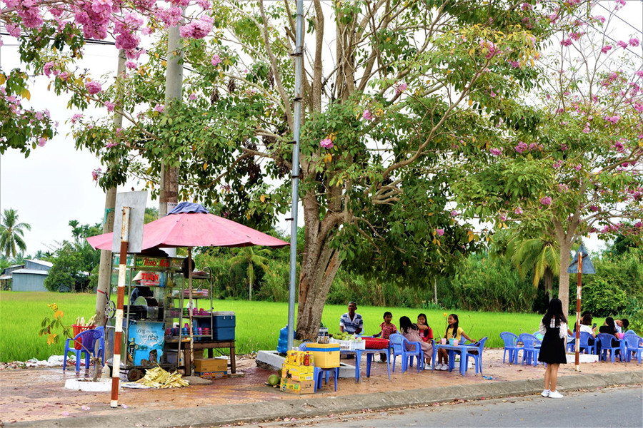  Quán nước giải khát “theo mùa” của bà Thanh không lúc nào vắng bóng thực khách