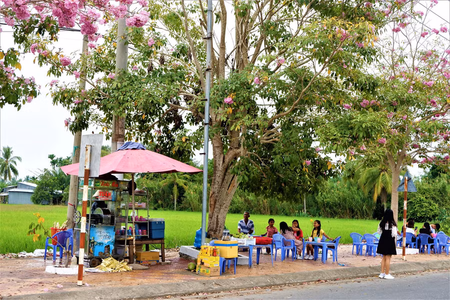  Quán nước giải khát “theo mùa” của bà Thanh không lúc nào vắng bóng thực khách