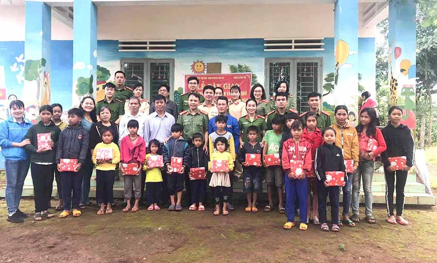 Cán bộ, chiến sĩ Công an huyện Chư Pah tổ chức truyên truyền pháp luật và tặng quà cho trẻ em nghèo vùng dân tộc thiểu số. Ảnh: HỮU TRƯỜNG  Cán bộ, chiến sĩ Công an huyện Chư Pah tổ chức truyên truyền pháp luật và tặng quà cho trẻ em nghèo vùng dân tộc thiểu số. Ảnh: HỮU TRƯỜNG