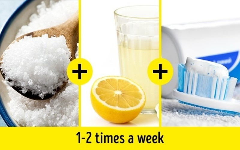 Muối biển, nước chanh và kem đánh răng: Lấy một ít nước cốt chanh, một nhúm muối biển trộn đều với kem đánh răng bạn thường dùng. Sau đó thoa hỗn hợp này lên răng trong vòng 1 phút rồi xúc miệng sạch với nước.
