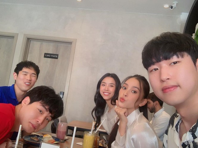  Hai người đẹp không ngần ngại khoe vẻ nhí nhảnh, đáng yêu bên những người bạn mới.