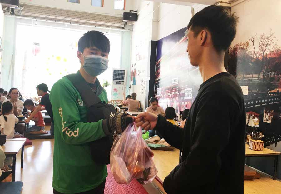 GrabFood là dịch vụ giao nhận đồ ăn trực tuyến đầu tiên ở Gia Lai. Ảnh: Vũ Thảo