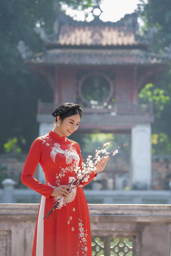 Đầu năm Canh Tý, Hà Nội tràn ngập trong những ngày thời tiết âm u, mưa phùn. Tranh thủ ngày có nắng, Hoa hậu Ngọc Hân thực hiện một bộ ảnh kỷ niệm với bộ sưu tập áo dài mới nhất của mình. Đầu năm Canh Tý, Hà Nội tràn ngập trong những ngày thời tiết âm u, mưa phùn. Tranh thủ ngày có nắng, Hoa hậu Ngọc Hân thực hiện một bộ ảnh kỷ niệm với bộ sưu tập áo dài mới nhất của mình.