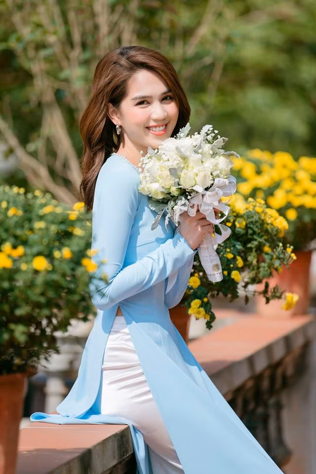 Ngay sau khi đăng tải, người đẹp Trà Vinh nhận được những lời khen ngợi từ phía cư dân mạng vì diện áo dài đẹp hút ánh nhìn. 