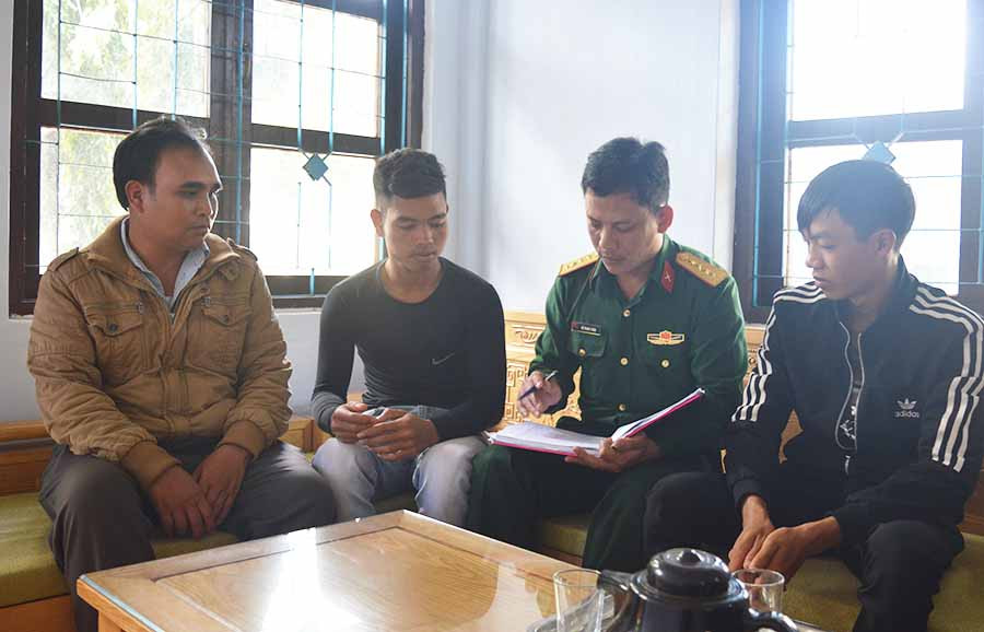  Các đơn vị gặp gỡ, động viên thanh niên trước lúc lên đường. Ảnh: A.H