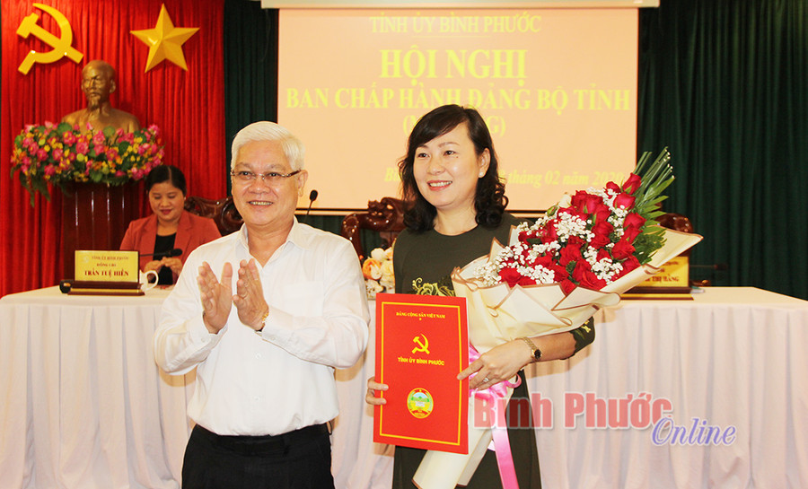 Bí thư Tỉnh ủy Bình Phước trao quyết định và chúc mừng tân Phó Bí thư Thường trực Tỉnh ủy Huỳnh Thị Hằng