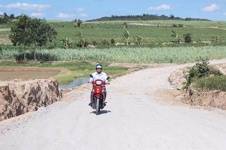 Đường ra khu sản xuất của xã Xuân An. Ảnh: Nguyễn Diệp