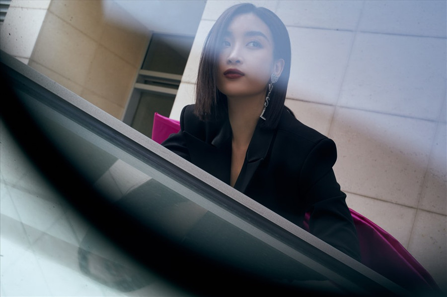 Nếu trước đây Hoa hậu Đỗ Mỹ Linh chỉ thể hiện vẻ đẹp ngọt ngào qua những bộ cánh dịu dàng thì trong bộ ảnh mới này cô nàng để mang đến một cái nhìn hoàn toàn mới cho khán giả. Ảnh: Trương Tùng Lâm. Nếu trước đây Hoa hậu Đỗ Mỹ Linh chỉ thể hiện vẻ đẹp ngọt ngào qua những bộ cánh dịu dàng thì trong bộ ảnh mới này cô nàng để mang đến một cái nhìn hoàn toàn mới cho khán giả. Ảnh: Trương Tùng Lâm.