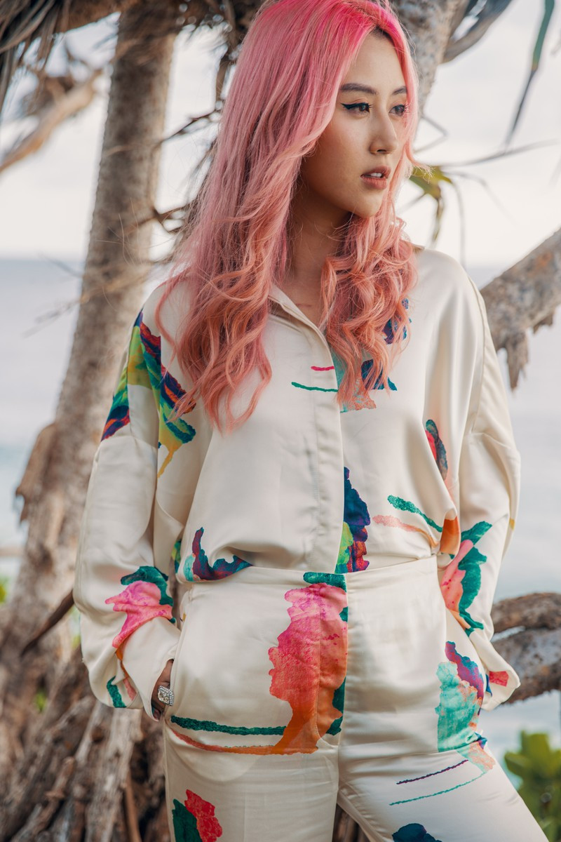 Mái tóc nhuộm hồng sáng, gương mặt trang điểm sắc nét, Quỳnh Anh Shyn thu hút ở mọi góc nhìn. Mái tóc nhuộm hồng sáng, gương mặt trang điểm sắc nét, Quỳnh Anh Shyn thu hút ở mọi góc nhìn.