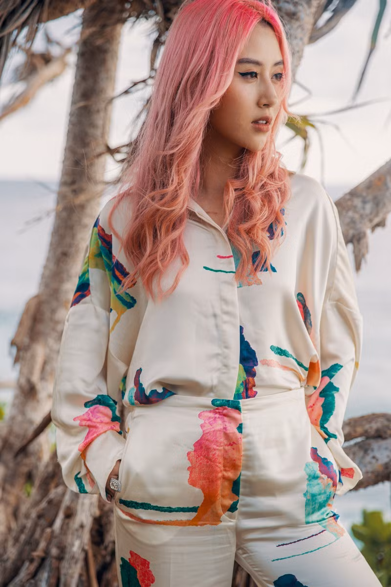 Mái tóc nhuộm hồng sáng, gương mặt trang điểm sắc nét, Quỳnh Anh Shyn thu hút ở mọi góc nhìn.