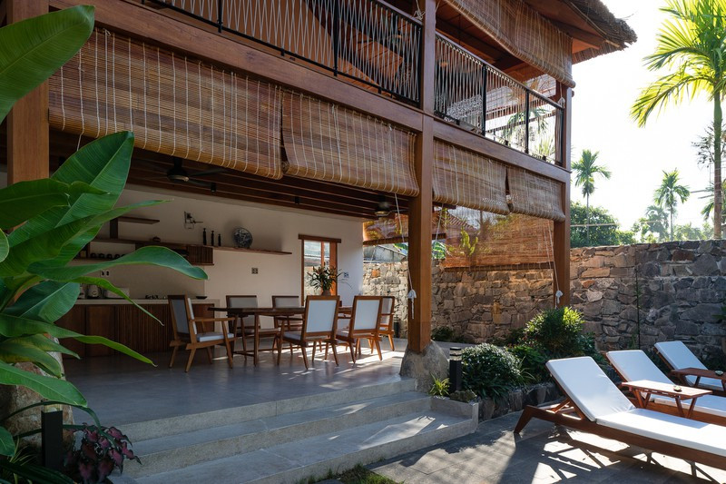 Khi trời mát, các tấm rèm có thể kéo lên để mọi người trong nhà tận hưởng một buổi sáng yên bình.