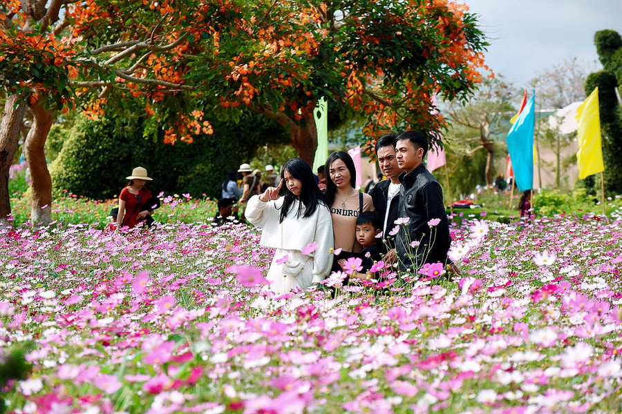 Các khu vườn hoa hút khách đến chiêm ngưỡng và chụp hình lưu niệm. Ảnh: Đức Thụy