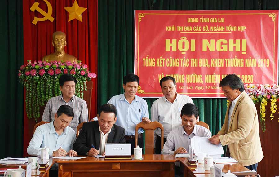  Đại diện lãnh đạo các đơn vị trong khối ký giao ước thi đua năm 2020. Ảnh: M.N
