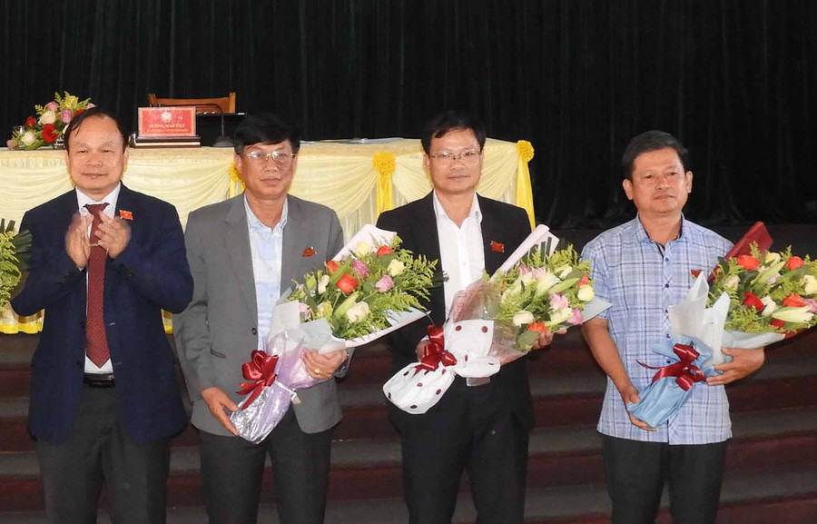 Ông Dương Mah Tiệp-Bí thư Huyện ủy, Chủ tịch HĐND huyện Ia Grai (thứ nhất từ trái sang) tặng hoa chúc mừng các vị trúng cử bổ sung các chức danh HĐND và UBND huyện. Ảnh: Thanh Nhật