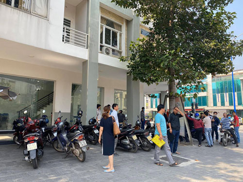 Hàng trăm khách hàng kéo đến Công ty Bình Dương City Land yêu cầu trả lại tiền Ảnh: SỸ HƯNG