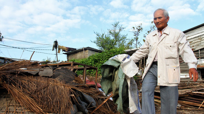 Ông Đinh Học Dũng bên ngôi nhà vừa hạ giải tiên phong bàn giao mặt bằng chỉnh trang, tu bổ Kinh thành Huế