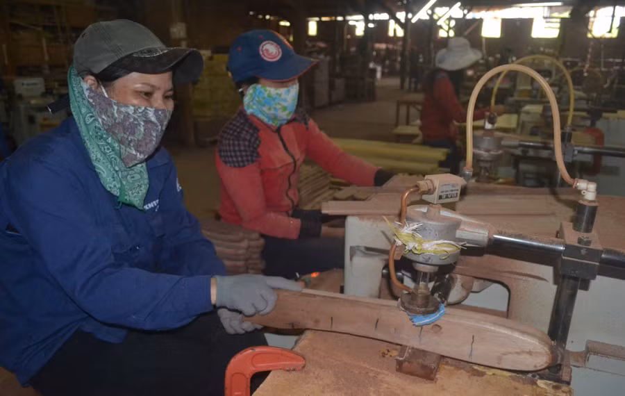 Chế biến gỗ tại huyện Kbang. Ảnh: Lê Nam