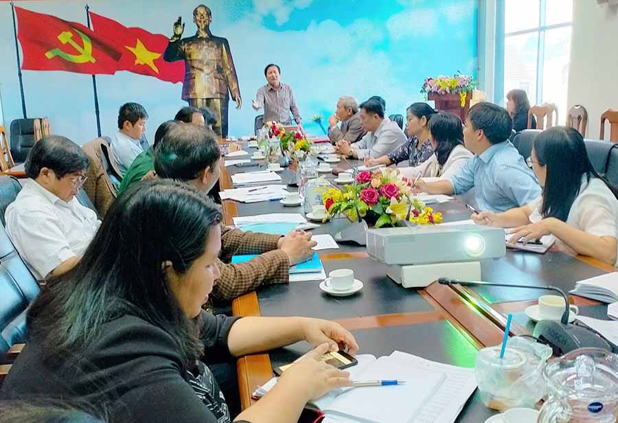 Ông Trần Ngọc Nhung-Giám đốc Sở Văn hóa-Thể thao và Du lịch, kiêm Phó Trưởng ban thường trực Ban Chỉ đạo phong trào (đứng) phát biểu xây dựng phong trào. Ảnh. Đinh Yến