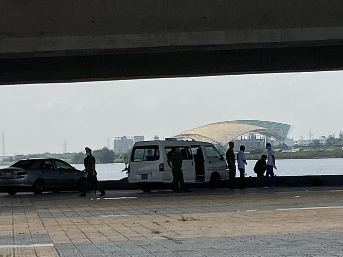 Hiện trường nơi phát hiện thi thể nạn nhân  Hiện trường nơi phát hiện thi thể nạn nhân