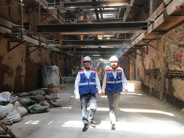 Ông Huỳnh Hồng Thanh cùng ông Phan Công Bằng (Phó Giám đốc Sở GTVT TP.HCM) thăm đường hầm tuyến metro số 1