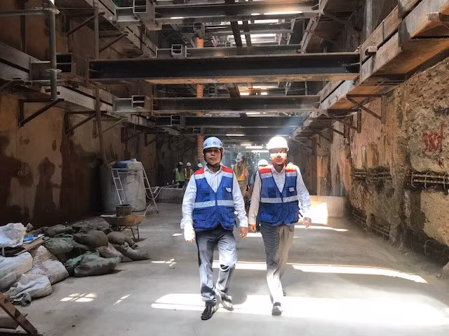 Ông Huỳnh Hồng Thanh cùng ông Phan Công Bằng (Phó Giám đốc Sở GTVT TP.HCM) thăm đường hầm tuyến metro số 1