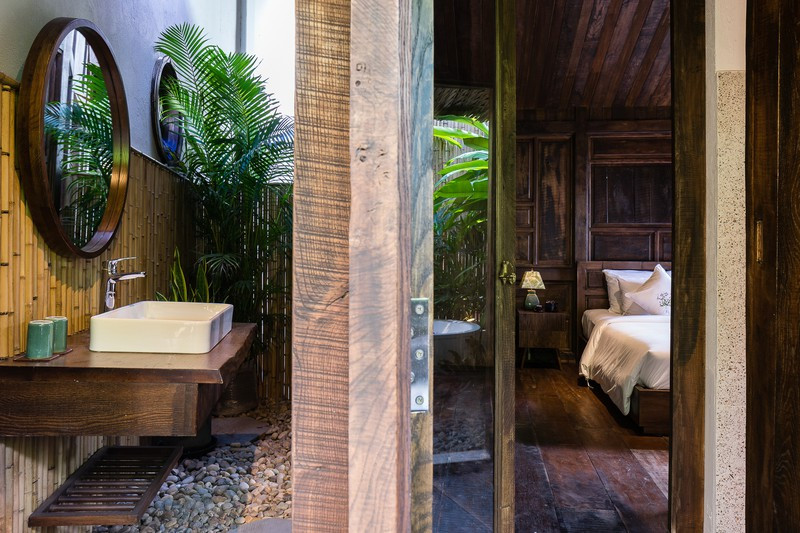 Phòng tắm thiết kế nửa chìm nửa mở, mang đến cảm giác mới lạ.