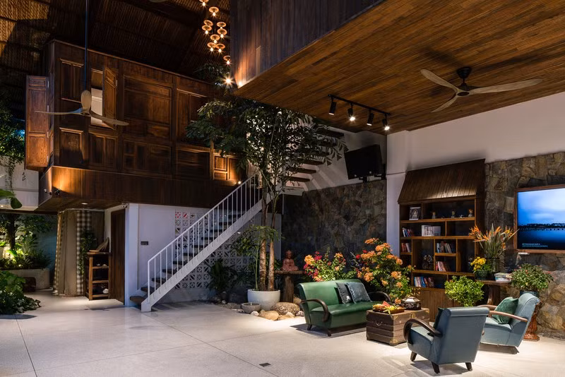 Tầng trệt mở trở thành một không gian linh hoạt. Nó không chỉ là nơi thờ cúng tổ tiên mà còn là sân chơi cho trẻ em, gia đình và bạn bè.