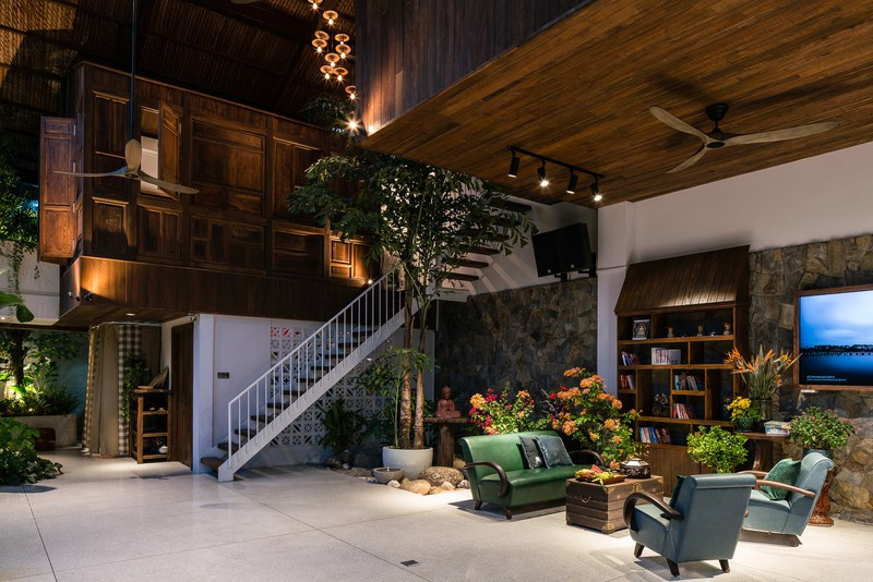 Tầng trệt mở trở thành một không gian linh hoạt. Nó không chỉ là nơi thờ cúng tổ tiên mà còn là sân chơi cho trẻ em, gia đình và bạn bè.